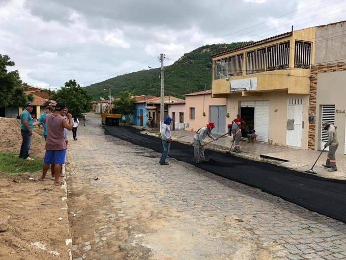 MAIS ASFALTO PARA ARNEIROZ. AGORA CHEGOU A VEZ DA AVENIDA DUQUE DE CAXIAS.