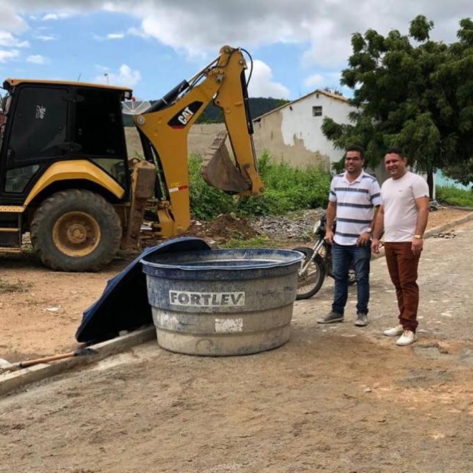 PREFEITO EDGAR MONTEIRO VISITA OBRAS DE PAVIMENTAÇÃO EM RUAS DO MUNICÍPIO DE ARNEIROZ