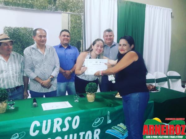 Foto 11 — Entrega de Certificado do Curso de Agricultura Orgânica, promovido pelo PRONATEC.