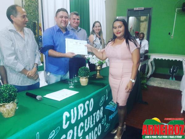 Foto 3 — Entrega de Certificado do Curso de Agricultura Orgânica, promovido pelo PRONATEC.