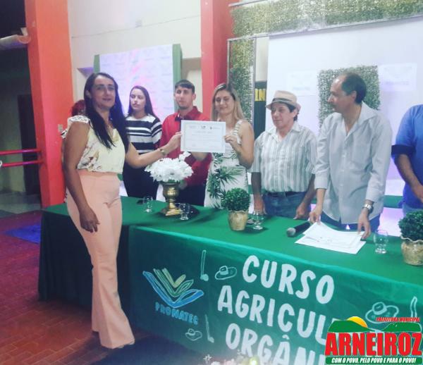 Foto 9 — Entrega de Certificado do Curso de Agricultura Orgânica, promovido pelo PRONATEC.