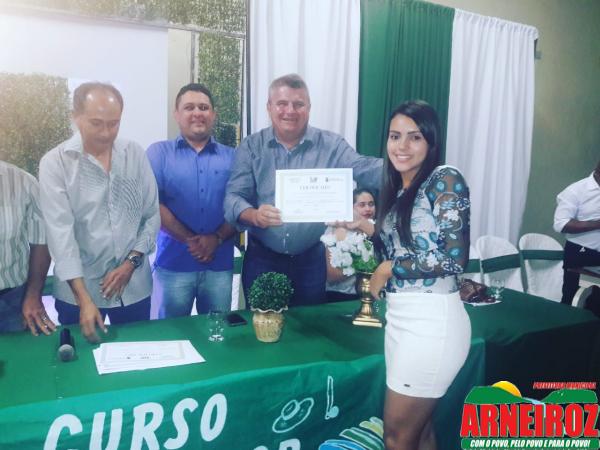 Foto 2 — Entrega de Certificado do Curso de Agricultura Orgânica, promovido pelo PRONATEC.