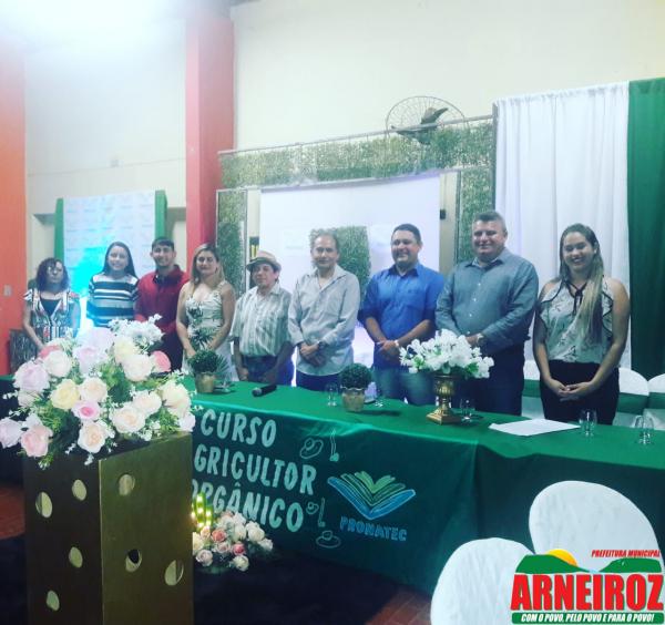 Foto 8 — Entrega de Certificado do Curso de Agricultura Orgânica, promovido pelo PRONATEC.