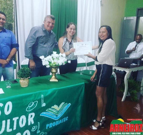 Foto 5 — Entrega de Certificado do Curso de Agricultura Orgânica, promovido pelo PRONATEC.